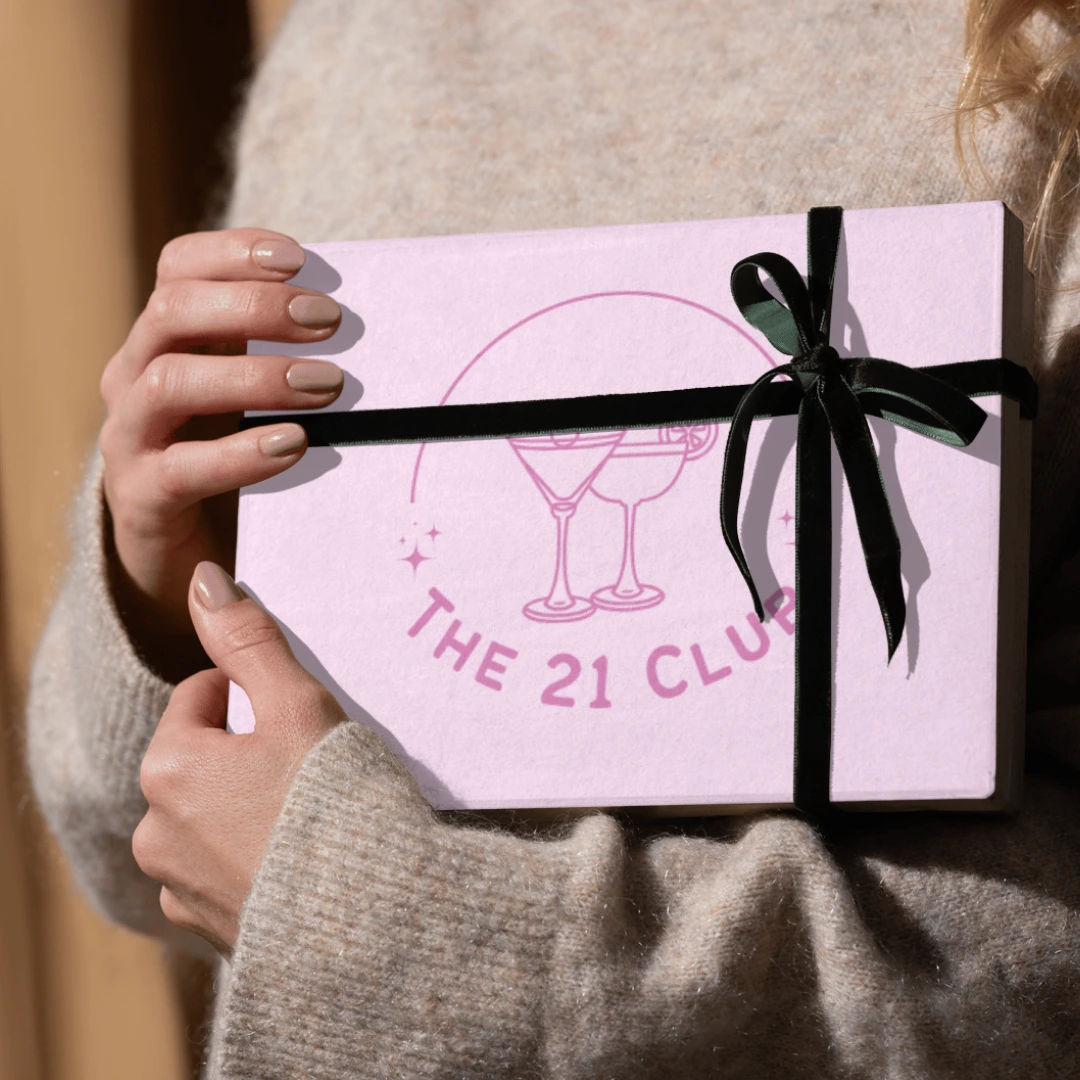 Stijlvol ingepakt 21 diner cadeau met lint en handgeschreven kaartje